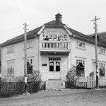 Sy 01 Jakobsens bakeri med folk på veranda02