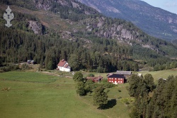 162507 b Kviteseid gard m kyrkja.jpg