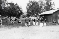 17 mai Kviteseid Oppstilling bak arresten i Kviteseid - #KvH 08-051 b 