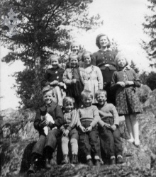 Barneflokk på Bakken 1944 - #KvH 03-047 b 