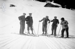 Fem gode vener på skitur 1950 - #KvH 05-059 b 