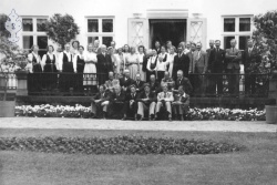 Cappelenarbeiderar med koner på Holden gard 1950 - KvH 03-005 b 