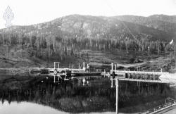 Flytebrui på Spjotsodd båten i gjennom - #KvH 14-047 b 