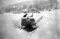 Brøyting i Tveitgrend 1951 Toralf Grave køyrer Olav Breidalen sin bil - #KvH 09-115 b 