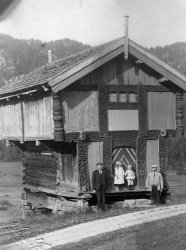 Loftet på Midtbøen 1920 Tov Tone Toralf og Olav Midtbøen -#KvH 04-179 b 