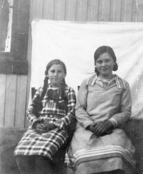 Undeberg Elna Solveig Berge f 1918 Dordi Gullborg Berge f 1916 - #KvH 05-068 b 