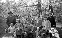Bergstod skule 17 mai 1953 - #KvH 087 b 