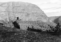 Brakandalsnuten med Riselåmi og Brakandalshytta til høgre - KvH 09-159 b 