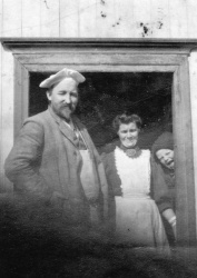 Frithjof Hjalmar og Karoline Marie Lillefjære Jacobsen i døra på det gamle bakeriet som brann ned i 1911 Halfdan fekk og vera med på fotograferinga i 1906 - #KvH 07-035 b 