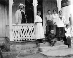 Aslak Bergland med nokre born på trappa i prestegarden Moen - #KvH 05-076 b 