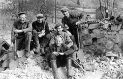 Findalen grunnmuren etter brannen Framme Ånund Oppebøen bak Kristian Wraa - #KvH 02-133 b 