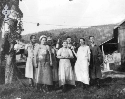 Arbeidlag ved Lunden frukt 1950åra - KvH 03-010 b