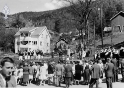 17 maitog i Byen 1960 ved støtta - #KvH 08-005 b 