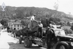 Olav Gjersund køyrer kjempegrå til bryggja - #KvH 07-009 b 