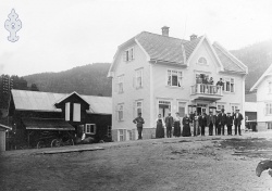 Framfor Aslestadhuset 1925 - #KvH 03-022 b 