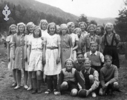 På leikeplassen på Moen skule 1947 - #KvH 079 b 