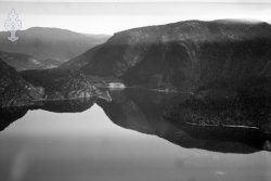 3035 b Frå Kviteseidvatnet mot Fjågesundstraumen.jpg